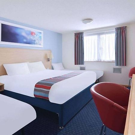 Travelodge Pembroke Dock Esterno foto