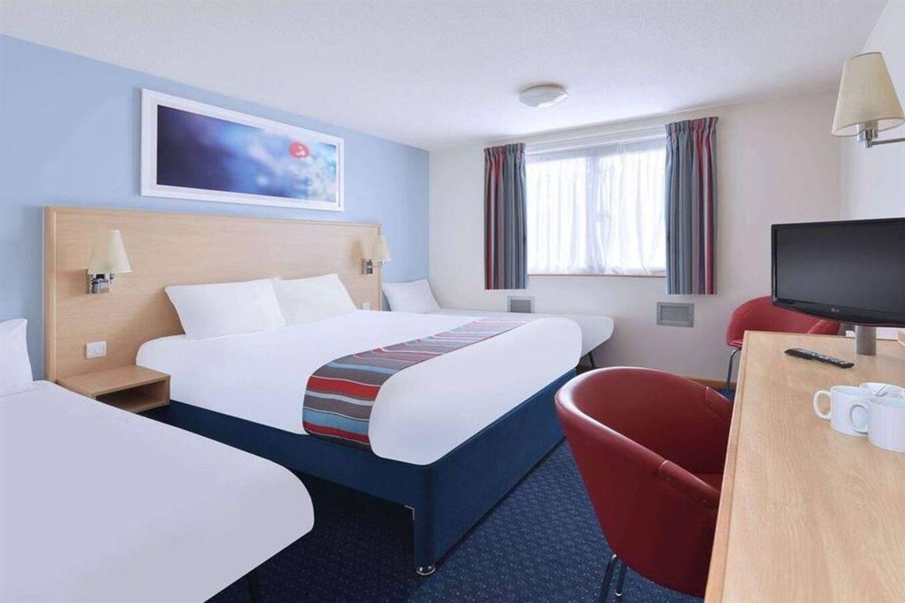 Travelodge Pembroke Dock Esterno foto